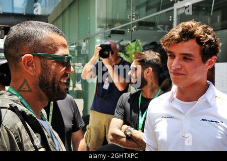 Lando Norris (GBR) McLaren mit Daniel Alves (BRA) Fußballspieler. 17.11.2019. Formel-1-Weltmeisterschaft, Rd 20, Großer Preis Von Brasilien, Sao Paulo, Brasilien, Wettkampftag. Bildnachweis sollte lauten: XPB/Press Association Images. Stockfoto