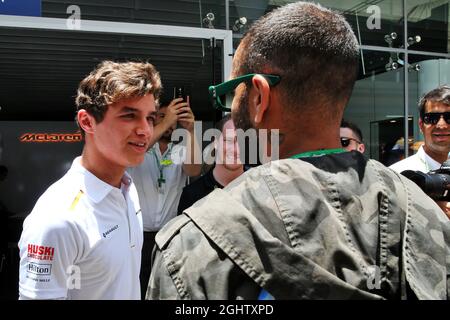 (L bis R): Lando Norris (GBR) McLaren mit Daniel Alves (BRA) Fußballspieler. 17.11.2019. Formel-1-Weltmeisterschaft, Rd 20, Großer Preis Von Brasilien, Sao Paulo, Brasilien, Wettkampftag. Bildnachweis sollte lauten: XPB/Press Association Images. Stockfoto