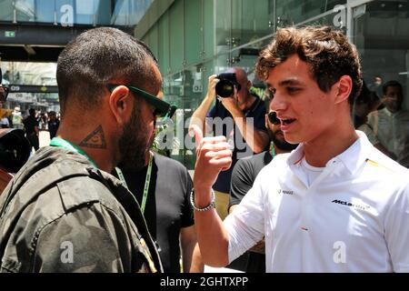 Lando Norris (GBR) McLaren mit Daniel Alves (BRA) Fußballspieler. 17.11.2019. Formel-1-Weltmeisterschaft, Rd 20, Großer Preis Von Brasilien, Sao Paulo, Brasilien, Wettkampftag. Bildnachweis sollte lauten: XPB/Press Association Images. Stockfoto