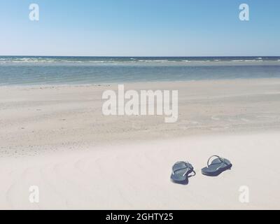 Flip Flops an einem leeren Strand am Ufer, Fanoe, Jütland, Dänemark Stockfoto