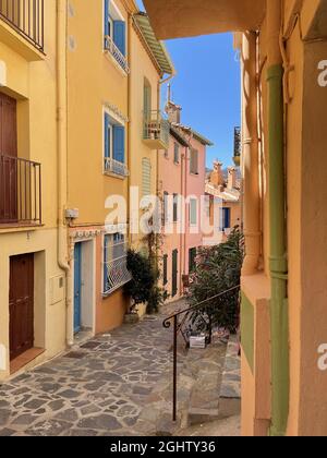 Leere Straße mit bunten Häusern, Collioure, Pyrenees-Orientales, Frankreich Stockfoto