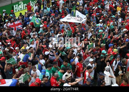 Fans auf dem Podium. 17.11.2019. Formel-1-Weltmeisterschaft, Rd 20, Großer Preis Von Brasilien, Sao Paulo, Brasilien, Wettkampftag. Bildnachweis sollte lauten: XPB/Press Association Images. Stockfoto