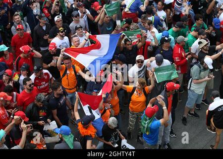 Fans auf dem Podium. 17.11.2019. Formel-1-Weltmeisterschaft, Rd 20, Großer Preis Von Brasilien, Sao Paulo, Brasilien, Wettkampftag. Bildnachweis sollte lauten: XPB/Press Association Images. Stockfoto