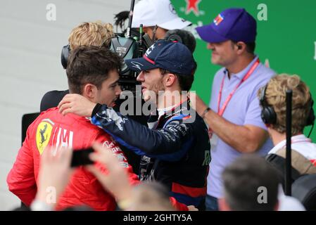 Charles Leclerc (MON) Ferrari feiert mit dem zweitplatzierten Pierre Gasly (FRA) Scuderia Toro Rosso in Parc Ferme. 17.11.2019. Formel-1-Weltmeisterschaft, Rd 20, Großer Preis Von Brasilien, Sao Paulo, Brasilien, Wettkampftag. Bildnachweis sollte lauten: XPB/Press Association Images. Stockfoto