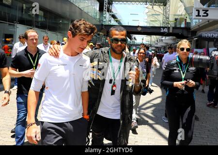 (L bis R): Lando Norris (GBR) McLaren mit Daniel Alves (BRA) Fußballspieler. 17.11.2019. Formel-1-Weltmeisterschaft, Rd 20, Großer Preis Von Brasilien, Sao Paulo, Brasilien, Wettkampftag. Bildnachweis sollte lauten: XPB/Press Association Images. Stockfoto