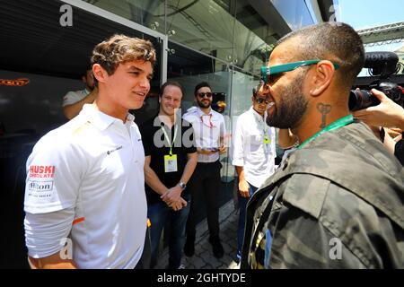 (L bis R): Lando Norris (GBR) McLaren mit Daniel Alves (BRA) Fußballspieler. 17.11.2019. Formel-1-Weltmeisterschaft, Rd 20, Großer Preis Von Brasilien, Sao Paulo, Brasilien, Wettkampftag. Bildnachweis sollte lauten: XPB/Press Association Images. Stockfoto