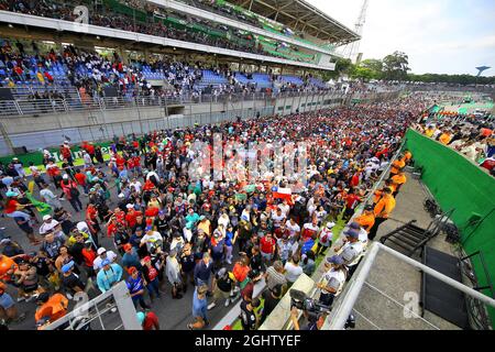 Fans auf dem Podium. 17.11.2019. Formel-1-Weltmeisterschaft, Rd 20, Großer Preis Von Brasilien, Sao Paulo, Brasilien, Wettkampftag. Bildnachweis sollte lauten: XPB/Press Association Images. Stockfoto