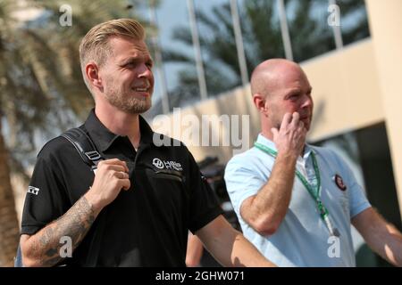 (L bis R): Kevin Magnussen (DEN) Haas F1 Team mit seinem Vater Jan Magnussen (DEN). 30.11.2019. Formel-1-Weltmeisterschaft, Rd 21, Großer Preis Von Abu Dhabi, Yas Marina Circuit, Abu Dhabi, Qualifying Day. Bildnachweis sollte lauten: XPB/Press Association Images. Stockfoto