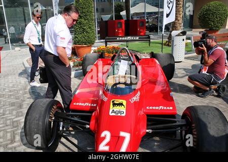 ZAK Brown (USA) McLaren Executive Director mit dem Ferrari 126C2 1982 von Patrick Tambay, der im Fahrerlager zu sehen ist - Sotherby's. 30.11.2019. Formel-1-Weltmeisterschaft, Rd 21, Großer Preis Von Abu Dhabi, Yas Marina Circuit, Abu Dhabi, Qualifying Day. Bildnachweis sollte lauten: XPB/Press Association Images. Stockfoto