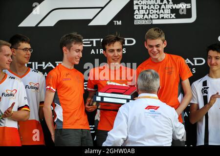 F1 in den Schulen World Finals Podium: Evolve UK - UK, Weltmeister. 30.11.2019. Formel-1-Weltmeisterschaft, Rd 21, Großer Preis Von Abu Dhabi, Yas Marina Circuit, Abu Dhabi, Qualifying Day. Bildnachweis sollte lauten: XPB/Press Association Images. Stockfoto