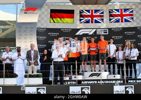 F1 in den Schulen World Finals Podium (L bis R): Fusion – Deutschland, Zweiter; Evolve UK – UK, Weltmeister; Aflex Hose Centurion Racing – Großbritannien, Dritter. 30.11.2019. Formel-1-Weltmeisterschaft, Rd 21, Großer Preis Von Abu Dhabi, Yas Marina Circuit, Abu Dhabi, Qualifying Day. Bildnachweis sollte lauten: XPB/Press Association Images. Stockfoto