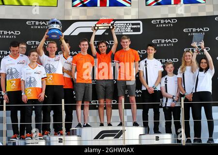 F1 in den Schulen World Finals Podium (L bis R): Fusion – Deutschland, Zweiter; Evolve UK – UK, Weltmeister; Aflex Hose Centurion Racing – Großbritannien, Dritter. 30.11.2019. Formel-1-Weltmeisterschaft, Rd 21, Großer Preis Von Abu Dhabi, Yas Marina Circuit, Abu Dhabi, Qualifying Day. Bildnachweis sollte lauten: XPB/Press Association Images. Stockfoto