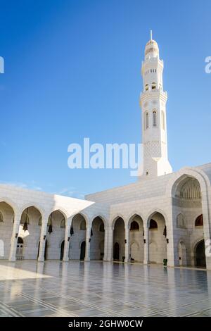 Innenhof und Minarett der Moschee Muhammad al-Amin in Maskat, Oman Stockfoto