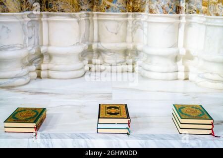 Heilige Koran Bücher in einer Nische an einer Moschee Stockfoto