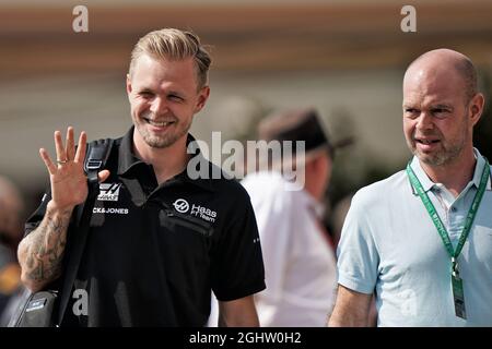 Kevin Magnussen (DEN) Haas mit seinem Vater Jan Magnussen (DEN). 30.11.2019. Formel-1-Weltmeisterschaft, Rd 21, Großer Preis Von Abu Dhabi, Yas Marina Circuit, Abu Dhabi, Qualifying Day. Bildnachweis sollte lauten: XPB/Press Association Images. Stockfoto