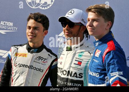 (L bis R): Nyck De Vries (NLD) ART Grand Prix, F2-Champion; Lewis Hamilton (GBR) Mercedes AMG F1, F1-Weltmeister; Robert Shwartzman (RUS) Prema Racing, F3-Champion. 01.12.2019. Formel-1-Weltmeisterschaft, Rd 21, Abu Dhabi Grand Prix, Yas Marina Circuit, Abu Dhabi, Race Day. Bildnachweis sollte lauten: XPB/Press Association Images. Stockfoto