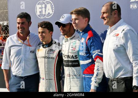 (L bis R): Michael Masi (AUS) FIA Race Director; Nyck De Vries (NLD) ART Grand Prix, F2 Champion; Lewis Hamilton (GBR) Mercedes AMG F1, F1 World Champion; Robert Shwartzman (RUS) Prema Racing, F3 Champion; Bruno Michel (FRA) F2 und F3 CEO. 01.12.2019. Formel-1-Weltmeisterschaft, Rd 21, Abu Dhabi Grand Prix, Yas Marina Circuit, Abu Dhabi, Race Day. Bildnachweis sollte lauten: XPB/Press Association Images. Stockfoto