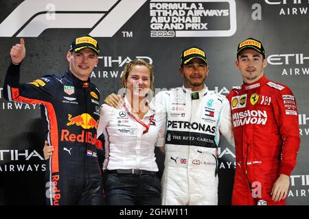 Das Podium (L bis R): Max Verstappen (NLD) Red Bull Racing, Zweiter; Britta Seeger, Mitglied des Vorstands für Mercedes-Benz Cars Marketing und Vertrieb; Lewis Hamilton (GBR) Mercedes AMG F1, Rennsieger; Charles Leclerc (MON) Ferrari, Dritter. 01.12.2019. Formel-1-Weltmeisterschaft, Rd 21, Abu Dhabi Grand Prix, Yas Marina Circuit, Abu Dhabi, Race Day. Bildnachweis sollte lauten: XPB/Press Association Images. Stockfoto