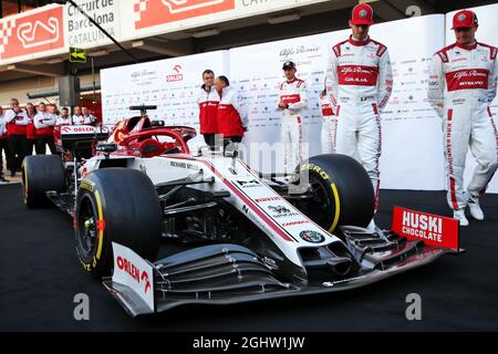 Antonio Giovinazzi (ITA) Alfa Romeo Racing C39 und Kimi Räikkönen (FIN) Alfa Romeo Racing mit dem Alfa Romeo Racing C39. 19.02.2020. Formel-1-Test, Erster Tag, Barcelona, Spanien. Mittwoch. Bildnachweis sollte lauten: XPB/Press Association Images. Stockfoto