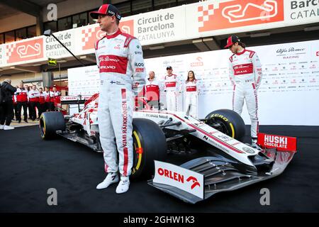 Kimi Räikkönen (FIN) Alfa Romeo Racing und Antonio Giovinazzi (ITA) Alfa Romeo Racing mit dem Alfa Romeo Racing C39. 19.02.2020. Formel-1-Test, Erster Tag, Barcelona, Spanien. Mittwoch. Bildnachweis sollte lauten: XPB/Press Association Images. Stockfoto