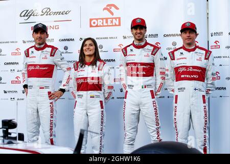 (L bis R): Robert Kubica (POL) Alfa Romeo Racing Reserve Driver; Tatiana Calderon (COL) Alfa Romeo Racing Development Driver; Antonio Giovinazzi (ITA) Alfa Romeo Racing; Kimi Räikkönen (FIN) Alfa Romeo Racing. 19.02.2020. Formel-1-Test, Erster Tag, Barcelona, Spanien. Mittwoch. Bildnachweis sollte lauten: XPB/Press Association Images. Stockfoto