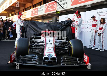 Kimi Räikkönen (FIN) Alfa Romeo Racing und Antonio Giovinazzi (ITA) Alfa Romeo Racing präsentieren den Alfa Romeo Racing C39. 19.02.2020. Formel-1-Test, Erster Tag, Barcelona, Spanien. Mittwoch. Bildnachweis sollte lauten: XPB/Press Association Images. Stockfoto