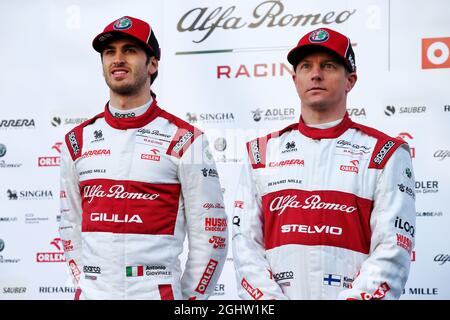 (L bis R): Antonio Giovinazzi (ITA) Alfa Romeo Racing mit Teamkollege Kimi Räikkönen (FIN) Alfa Romeo Racing. 19.02.2020. Formel-1-Test, Erster Tag, Barcelona, Spanien. Mittwoch. Bildnachweis sollte lauten: XPB/Press Association Images. Stockfoto