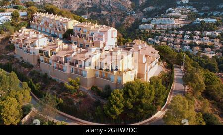 Altea Hills, Spanien 18.08.2021 - Panoramablick auf Altea. Historische Altstadt mit Bergen und üppig grünen Bäumen im Hintergrund. Provinz Alicante, Bundesland Valencia. Stockfoto
