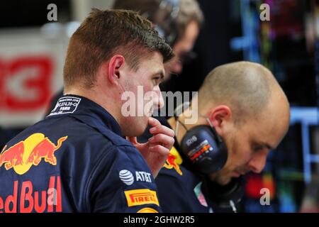 Max Verstappen (NLD) Red Bull Racing mit Gianpiero Lambiase (ITA) Red Bull Racing Engineer. 26.02.2020. Formel-1-Test, Erster Tag, Barcelona, Spanien. Mittwoch. Bildnachweis sollte lauten: XPB/Press Association Images. Stockfoto