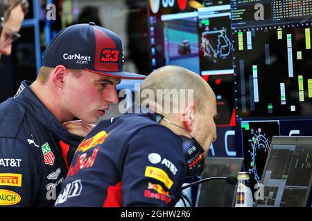 Max Verstappen (NLD) Red Bull Racing mit Gianpiero Lambiase (ITA) Red Bull Racing Engineer. 26.02.2020. Formel-1-Test, Erster Tag, Barcelona, Spanien. Mittwoch. Bildnachweis sollte lauten: XPB/Press Association Images. Stockfoto