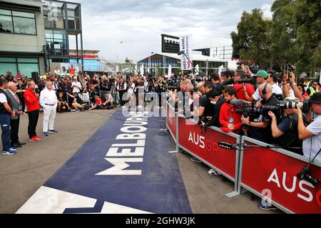 Chase Carey (USA), Vorsitzender der Formel-1-Gruppe, Andrew Wesatcott (AUS), Chief Executive Officer der Australian Grand Prix Corporation, und Michael Masi (AUS), FIA Race Director, bei einer Pressekonferenz im Freien nach der Absage des australischen Grand Prix. 13.03.2020. Formel-1-Weltmeisterschaft, Rd 1, Großer Preis Von Australien, Albert Park, Melbourne, Australien, Übungstag. Bildnachweis sollte lauten: XPB/Press Association Images. Stockfoto