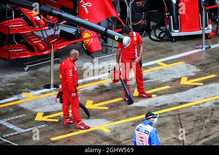 Ferrari-Mechaniker trocknen ihre Boxenbox. 11.07.2020. Formel 1 Weltmeisterschaft, Rd 2, Steiermark Grand Prix, Spielberg, Österreich, Qualifizierender Tag. Bildnachweis sollte lauten: XPB/Press Association Images. Stockfoto