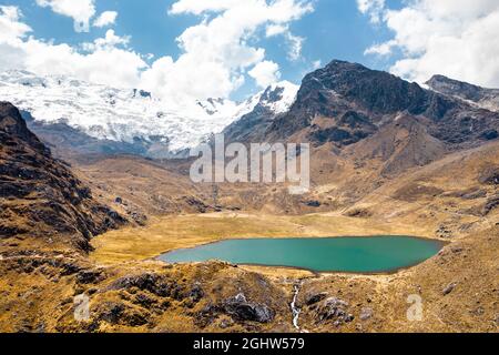 See am Huaytapallana-Gebirge in Huancayo, Peru Stockfoto