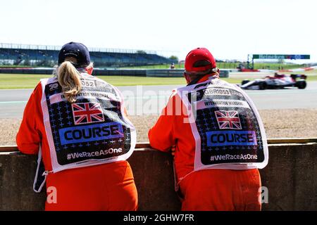 Die Marschalls beobachten Kimi Räikkönen (FIN) Alfa Romeo Racing C39 im ersten Training. 31.07.2020. Formel-1-Weltmeisterschaft, Rd 4, Großer Preis Von Großbritannien, Silverstone, England, Übungstag. Bildnachweis sollte lauten: XPB/Press Association Images. Stockfoto