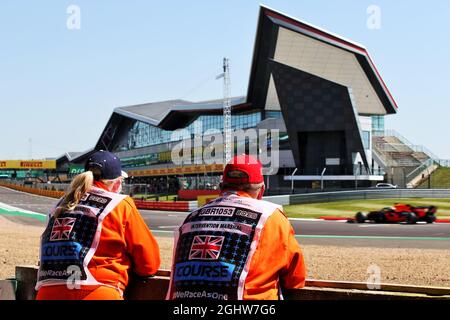 Marschalls beobachten Max Verstappen (NLD) Red Bull Racing RB16 im ersten Training. 31.07.2020. Formel-1-Weltmeisterschaft, Rd 4, Großer Preis Von Großbritannien, Silverstone, England, Übungstag. Bildnachweis sollte lauten: XPB/Press Association Images. Stockfoto