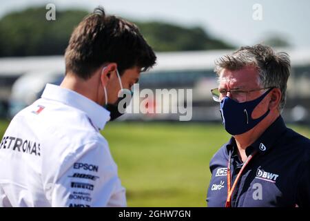 (L bis R): Toto Wolff (GER) Mercedes AMG F1 Aktionär und Geschäftsführer mit Otmar Szafnauer (USA) Racing Point F1 Teamchef und CEO. 31.07.2020. Formel-1-Weltmeisterschaft, Rd 4, Großer Preis Von Großbritannien, Silverstone, England, Übungstag. Bildnachweis sollte lauten: XPB/Press Association Images. Stockfoto