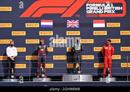 Das Podium (L bis R): Gilles Pironi (FRA) Mercedes AMG F1; Max Verstappen (NLD) Red Bull Racing, Zweiter; Lewis Hamilton (GBR) Mercedes AMG F1, Rennsieger; Charles Leclerc (MON) Ferrari, Dritter. 02.08.2020. Formel-1-Weltmeisterschaft, Rd 4, Großer Preis Von Großbritannien, Silverstone, England, Wettkampftag. Bildnachweis sollte lauten: XPB/Press Association Images. Stockfoto