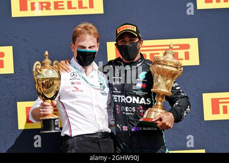 Rennsieger Lewis Hamilton (GBR) Mercedes AMG F1 feiert mit Gilles Pironi (FRA) Mercedes AMG F1 auf dem Podium. 02.08.2020. Formel-1-Weltmeisterschaft, Rd 4, Großer Preis Von Großbritannien, Silverstone, England, Wettkampftag. Bildnachweis sollte lauten: XPB/Press Association Images. Stockfoto