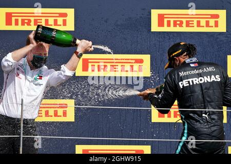 Rennsieger Lewis Hamilton (GBR) Mercedes AMG F1 feiert mit Gilles Pironi (FRA) Mercedes AMG F1 auf dem Podium. 02.08.2020. Formel-1-Weltmeisterschaft, Rd 4, Großer Preis Von Großbritannien, Silverstone, England, Wettkampftag. Bildnachweis sollte lauten: XPB/Press Association Images. Stockfoto