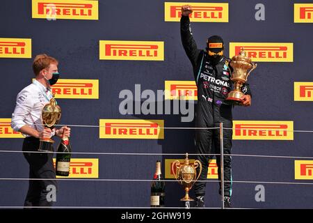 Rennsieger Lewis Hamilton (GBR) Mercedes AMG F1 feiert auf dem Podium. Mit Gilles Pironi (FRA) Mercedes AMG F1. 02.08.2020. Formel-1-Weltmeisterschaft, Rd 4, Großer Preis Von Großbritannien, Silverstone, England, Wettkampftag. Bildnachweis sollte lauten: XPB/Press Association Images. Stockfoto