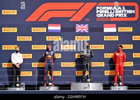 Das Podium (L bis R): Gilles Pironi (FRA) Mercedes AMG F1; Max Verstappen (NLD) Red Bull Racing, Zweiter; Lewis Hamilton (GBR) Mercedes AMG F1, Rennsieger; Charles Leclerc (MON) Ferrari, Dritter. 02.08.2020. Formel-1-Weltmeisterschaft, Rd 4, Großer Preis Von Großbritannien, Silverstone, England, Wettkampftag. Bildnachweis sollte lauten: XPB/Press Association Images. Stockfoto