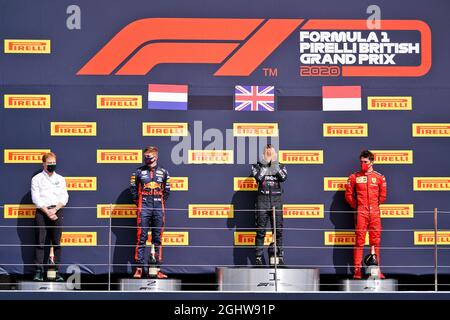 Das Podium (L bis R): Gilles Pironi (FRA) Mercedes AMG F1; Max Verstappen (NLD) Red Bull Racing, Zweiter; Lewis Hamilton (GBR) Mercedes AMG F1, Rennsieger; Charles Leclerc (MON) Ferrari, Dritter. 02.08.2020. Formel-1-Weltmeisterschaft, Rd 4, Großer Preis Von Großbritannien, Silverstone, England, Wettkampftag. Bildnachweis sollte lauten: XPB/Press Association Images. Stockfoto