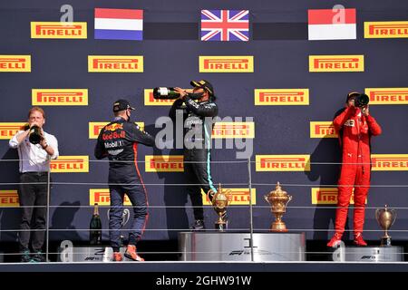 Das Podium (L bis R): Gilles Pironi (FRA) Mercedes AMG F1; Max Verstappen (NLD) Red Bull Racing, Zweiter; Lewis Hamilton (GBR) Mercedes AMG F1, Rennsieger; Charles Leclerc (MON) Ferrari, Dritter. 02.08.2020. Formel-1-Weltmeisterschaft, Rd 4, Großer Preis Von Großbritannien, Silverstone, England, Wettkampftag. Bildnachweis sollte lauten: XPB/Press Association Images. Stockfoto