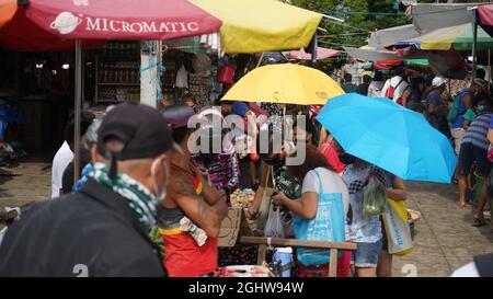 Quezon City, Philippinen. März 2018. Die Straßenszene von Commonwealth, Quezon City während der Modified Enhanced Community Quarantine (MECQ). Die aktuelle Risikoeinstufung von Metro Manila als MECQ wird bis zum 15. September 2021 verlängert. (Foto von Sherbien Dacalanio/Pacific Press) Quelle: Pacific Press Media Production Corp./Alamy Live News Stockfoto