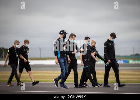 Nichola Latifi (CDN) Williams Racing geht mit dem Team auf der Rennstrecke. 70. Jahrestag Grand Prix, Donnerstag, 6. August 2020. Silverstone, England. Stockfoto