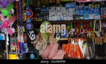 Quezon City, Philippinen. März 2018. Die Straßenszene von Commonwealth, Quezon City während der Modified Enhanced Community Quarantine (MECQ). Die aktuelle Risikoeinstufung von Metro Manila als MECQ wird bis zum 15. September 2021 verlängert. (Foto von Sherbien Dacalanio/Pacific Press) Quelle: Pacific Press Media Production Corp./Alamy Live News Stockfoto