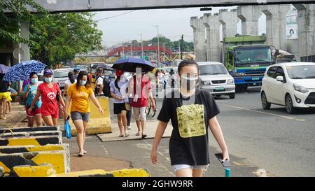 Quezon City, Philippinen. März 2018. Die Straßenszene von Commonwealth, Quezon City während der Modified Enhanced Community Quarantine (MECQ). Die aktuelle Risikoeinstufung von Metro Manila als MECQ wird bis zum 15. September 2021 verlängert. (Foto von Sherbien Dacalanio/Pacific Press) Quelle: Pacific Press Media Production Corp./Alamy Live News Stockfoto