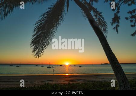 Silhouette von Yachten, die bei Sonnenuntergang im Ozean, Fannie Bay, Darwin, Northern Territory, Australien, verankert sind Stockfoto