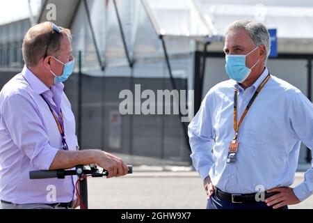 (L bis R): Martin Brundle (GBR) Sky Sports-Kommentator mit Chase Carey (USA), dem Vorsitzenden der Formel-1-Gruppe. 08.08.2020. Formel-1-Weltmeisterschaft, Rd 5, Grand Prix zum 70. Jahrestag, Silverstone, England, Qualifying Day. Bildnachweis sollte lauten: XPB/Press Association Images. Stockfoto