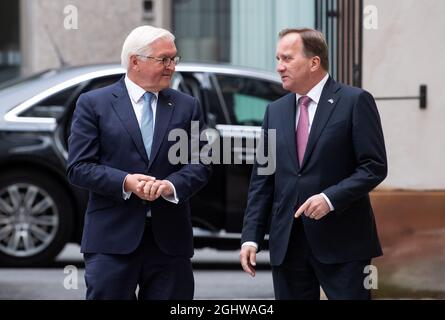Stockholm, Schweden. September 2021. Bundespräsident Frank-Walter Steinmeier (l.) und der schwedische Ministerpräsident Stefan Löfven treffen sich zu Gesprächen in der offiziellen Residenz des Premierministers. Präsident Steinmeier und seine Frau sind auf Einladung des schwedischen Königspaares zu einem dreitägigen Staatsbesuch in Schweden. Quelle: Bernd von Jutrczenka/dpa/Alamy Live News Stockfoto